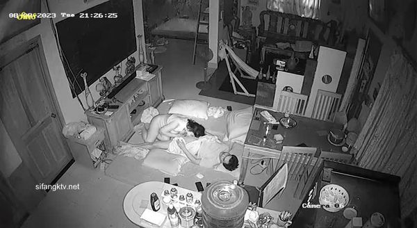 家庭监控入侵恩爱夫妻客厅打地铺做爱